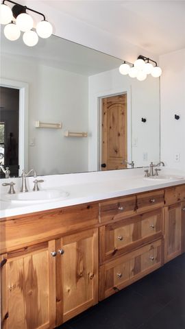 301 Lander LN, Dripping Springs, TX 78620