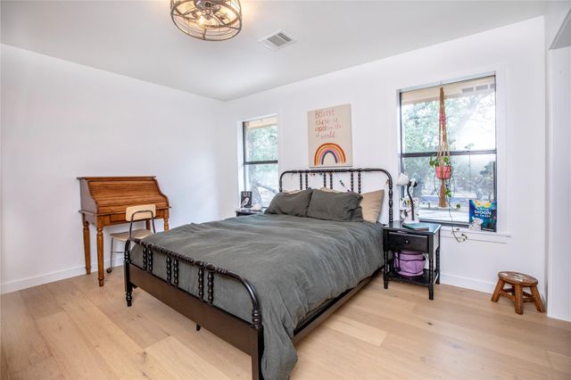 301 Lander LN, Dripping Springs, TX 78620