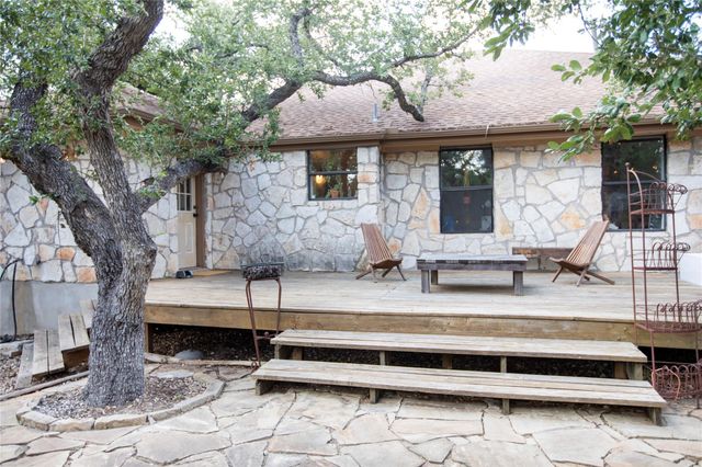 301 Lander LN, Dripping Springs, TX 78620