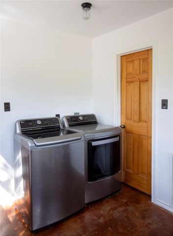 301 Lander LN, Dripping Springs, TX 78620