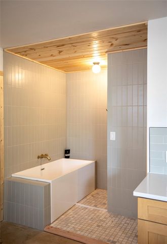 301 Lander LN, Dripping Springs, TX 78620