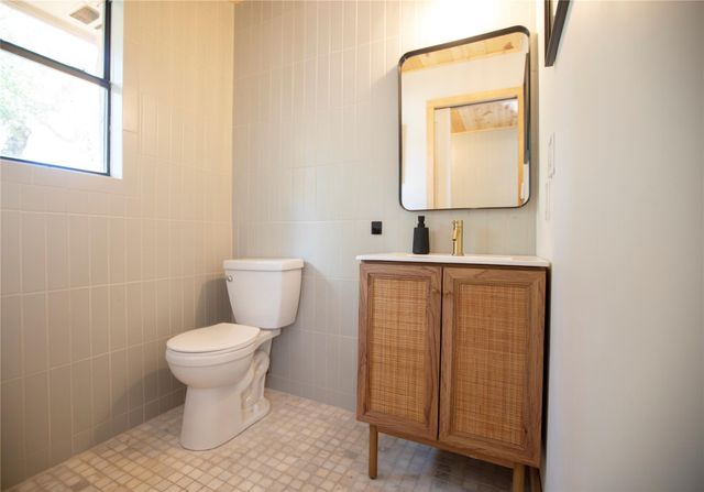 301 Lander LN, Dripping Springs, TX 78620