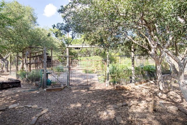301 Lander LN, Dripping Springs, TX 78620