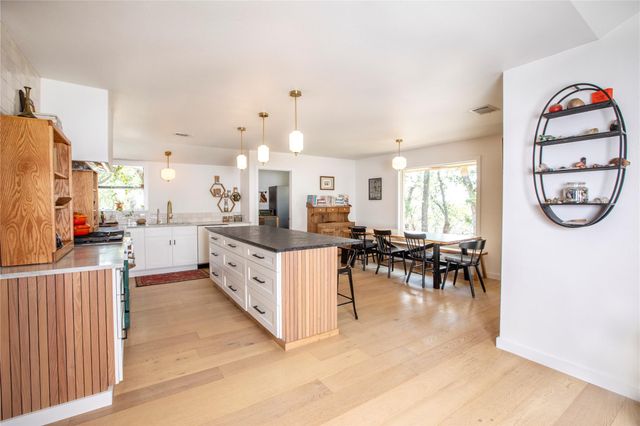301 Lander LN, Dripping Springs, TX 78620