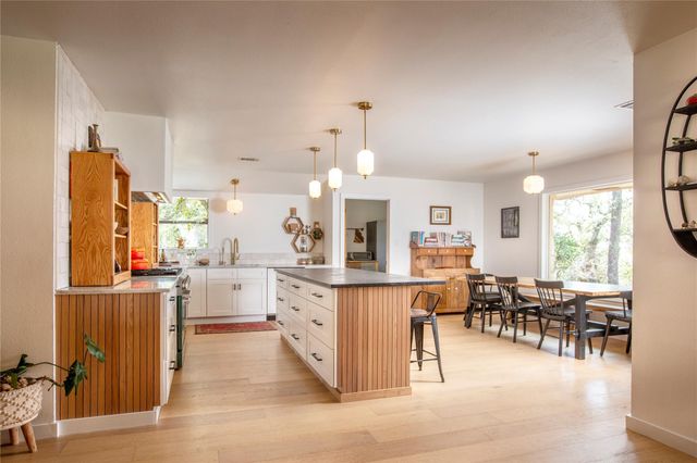 301 Lander LN, Dripping Springs, TX 78620