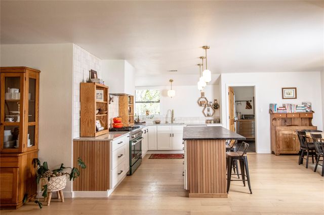 301 Lander LN, Dripping Springs, TX 78620