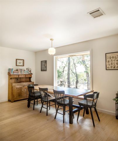301 Lander LN, Dripping Springs, TX 78620