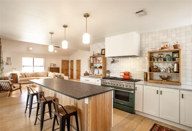 301 Lander LN, Dripping Springs, TX 78620