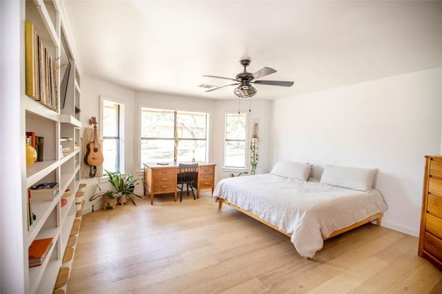 301 Lander LN, Dripping Springs, TX 78620
