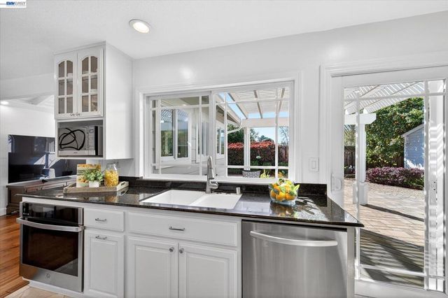 7326 Hillsdale Dr, Pleasanton, CA 94588