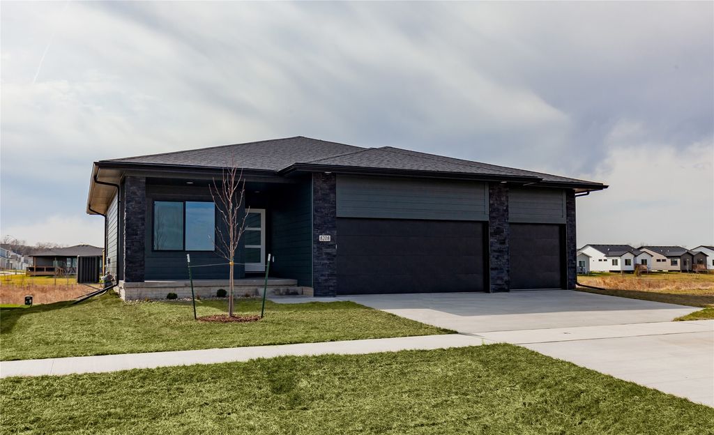 8208 Mahon Court, Johnston, IA 50131