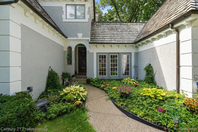 5423 Bristol Parke Drive, Independence Charter Township, MI 48348