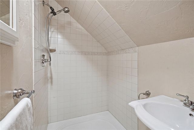 310 Morrison Dr, Mt Lebanon, PA 15216