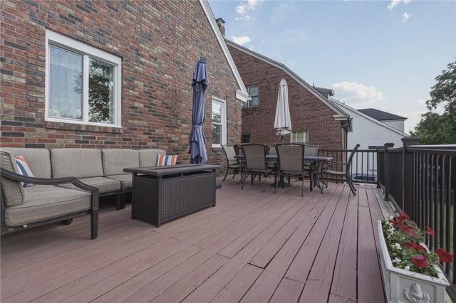 310 Morrison Dr, Mt Lebanon, PA 15216