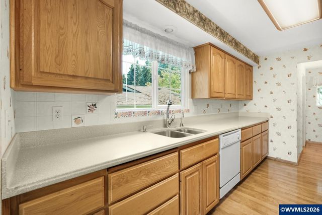 2225 W 28th Av, Eugene, OR 97405
