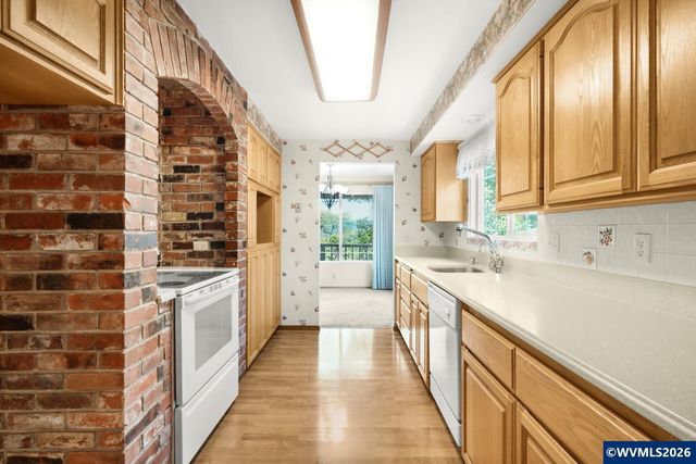 2225 W 28th Av, Eugene, OR 97405