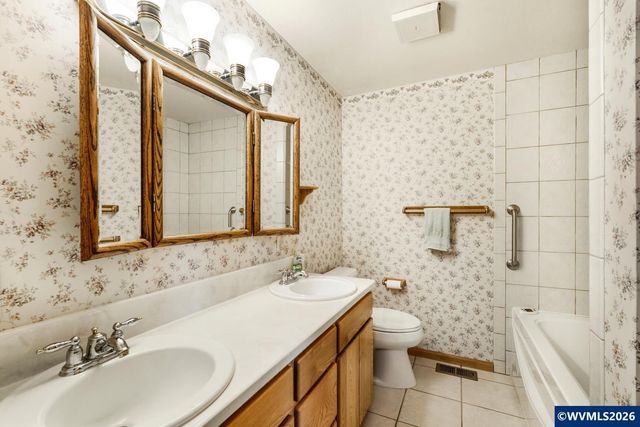 2225 W 28th Av, Eugene, OR 97405