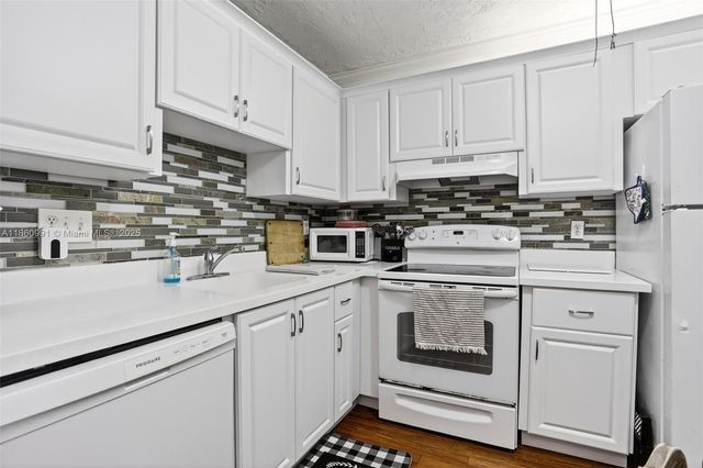 2871 Somerset Dr 212, Lauderdale Lakes, FL 33311