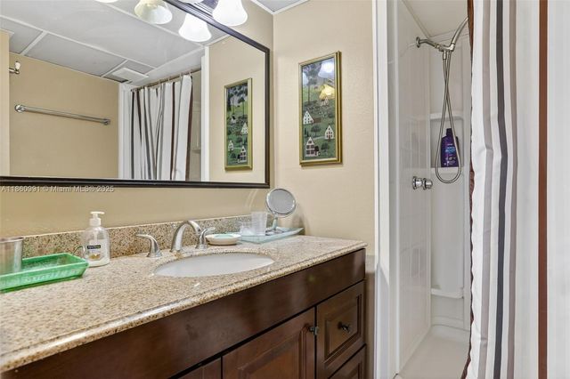 2871 Somerset Dr 212, Lauderdale Lakes, FL 33311