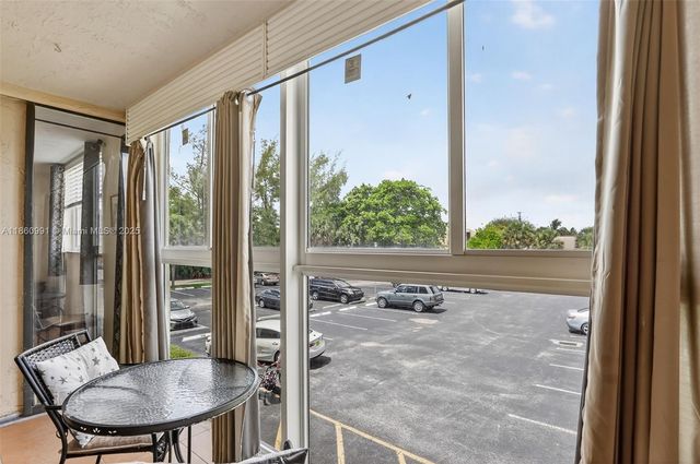 2871 Somerset Dr 212, Lauderdale Lakes, FL 33311