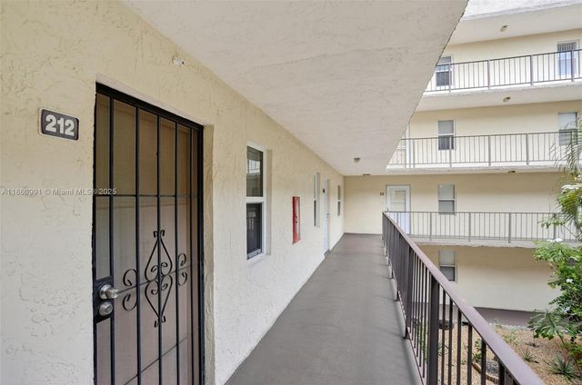 2871 Somerset Dr 212, Lauderdale Lakes, FL 33311