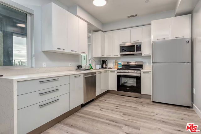 917 S Berendo Street 302, Los Angeles, CA 90006