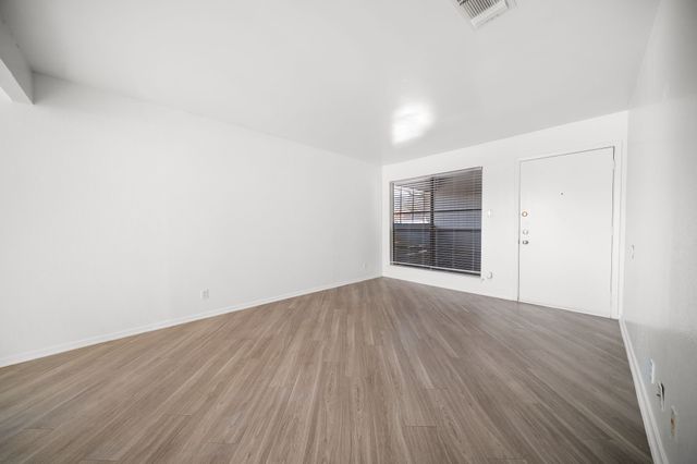 320 E 4th Street 204, Arlington, TX 76010