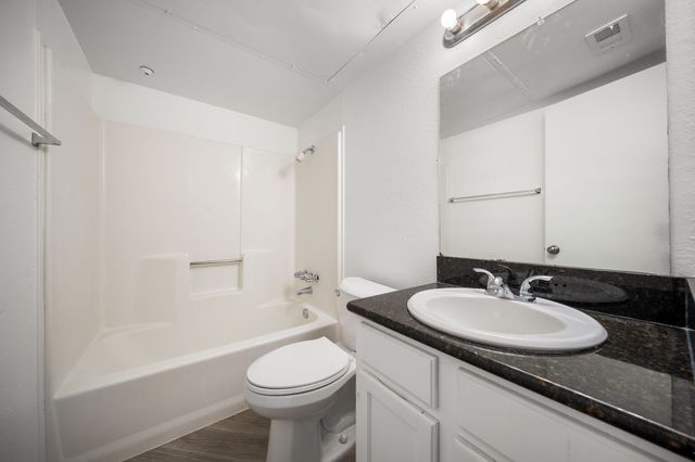 320 E 4th Street 204, Arlington, TX 76010