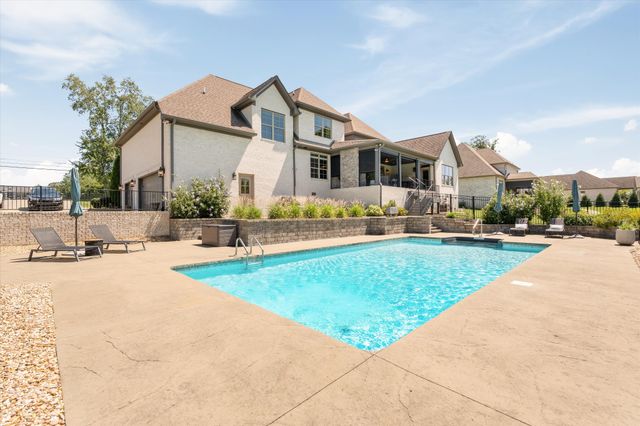 868 Douglas Bend Rd, Gallatin, TN 37066