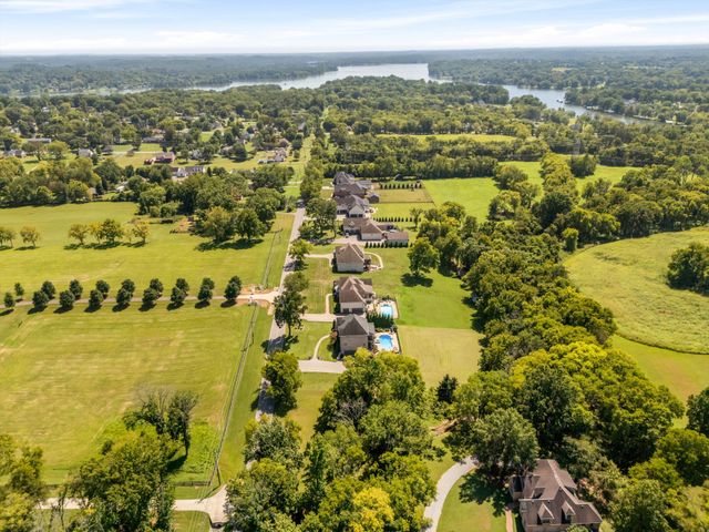868 Douglas Bend Rd, Gallatin, TN 37066