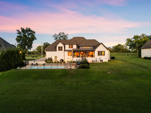 868 Douglas Bend Rd, Gallatin, TN 37066