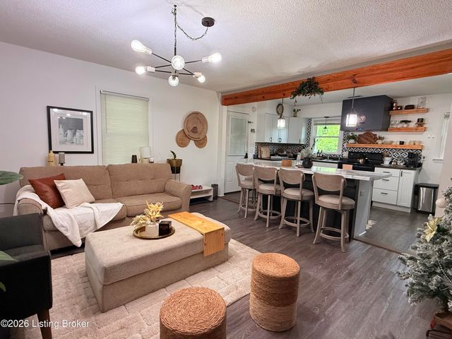 277 Pinewood Dr, Radcliff, KY 40160