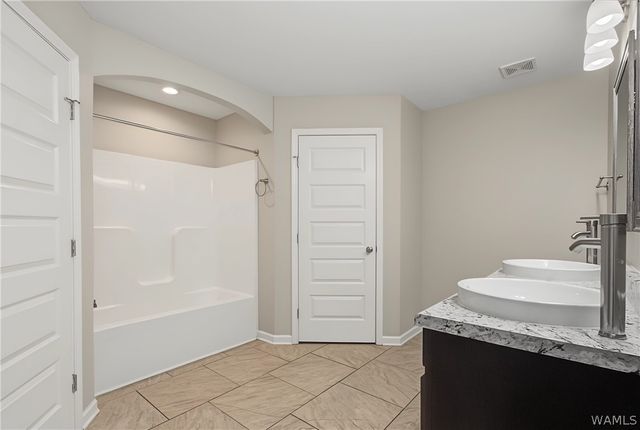 16347 Creek, Moundville, AL 35474