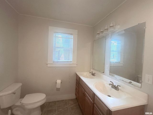 604 W WALNUT Street, Carbondale, IL 62901