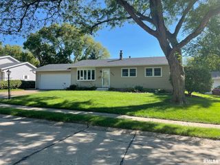 4625 CANDLELIGHT Drive, Davenport, IA 52806