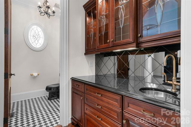 8600 Fairview Road, Charlotte, NC 28226