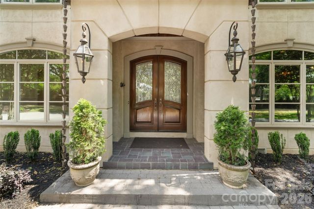 8600 Fairview Road, Charlotte, NC 28226