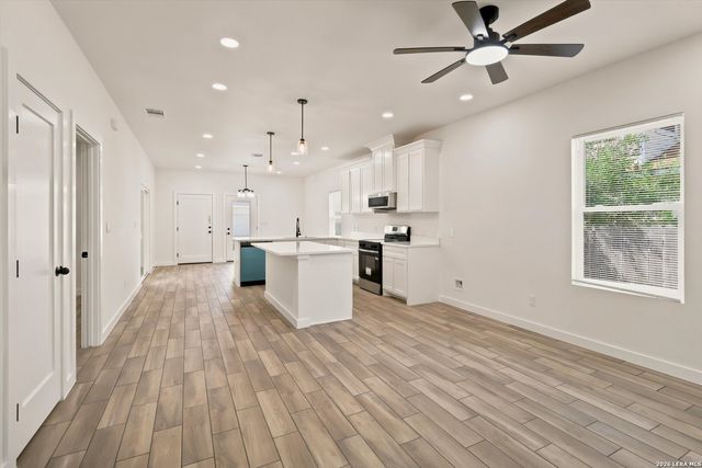 133 Lark Hill Rd, Floresville, TX 78114