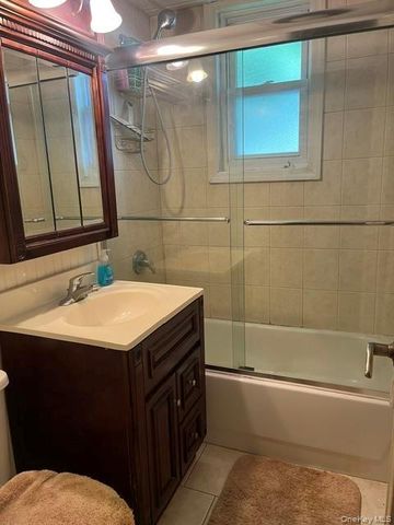 275 Maple Ave B5, Rockville Centre, NY 11570