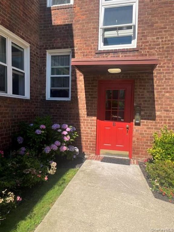 275 Maple Ave B5, Rockville Centre, NY 11570 — photo 2