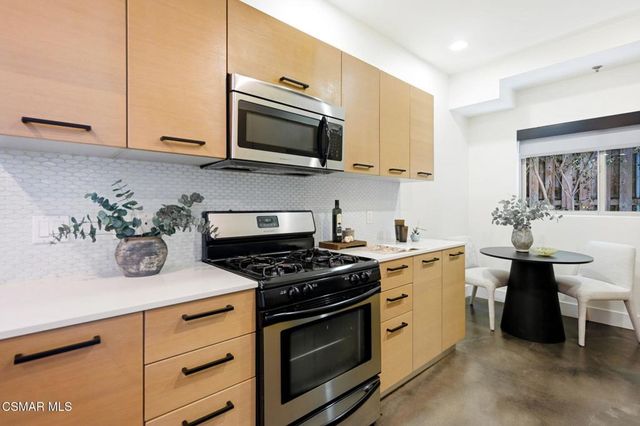 5016 Bakman Avenue 104, North Hollywood, CA 91601