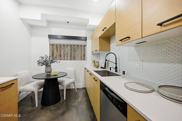 5016 Bakman Avenue 104, North Hollywood, CA 91601