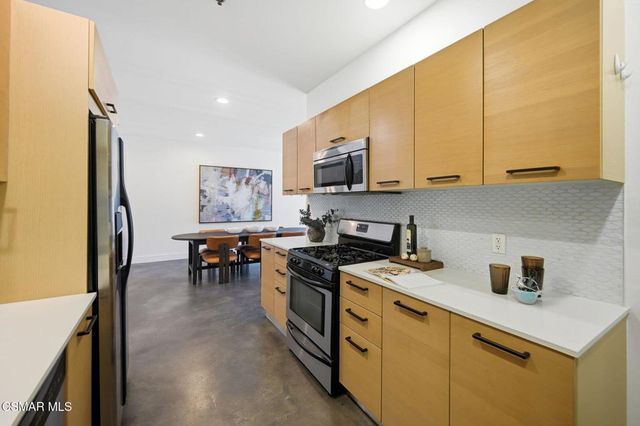 5016 Bakman Avenue 104, North Hollywood, CA 91601
