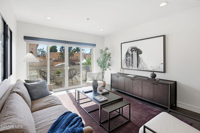 5016 Bakman Avenue 104, North Hollywood, CA 91601