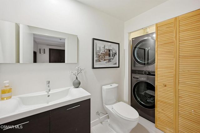 5016 Bakman Avenue 104, North Hollywood, CA 91601