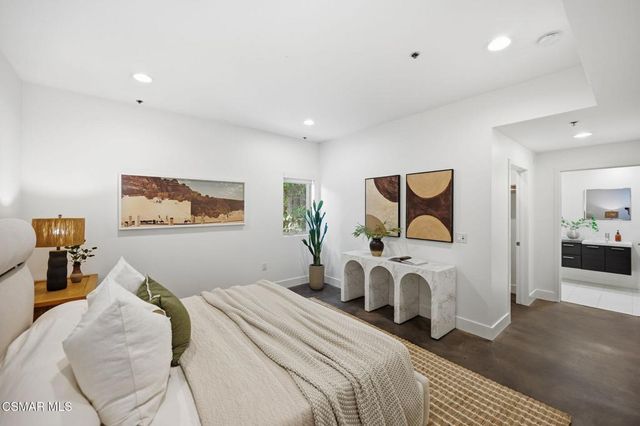 5016 Bakman Avenue 104, North Hollywood, CA 91601