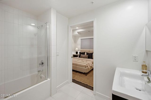 5016 Bakman Avenue 104, North Hollywood, CA 91601