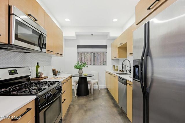 5016 Bakman Avenue 104, North Hollywood, CA 91601