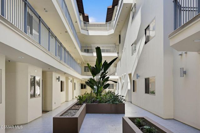 5016 Bakman Avenue 104, North Hollywood, CA 91601