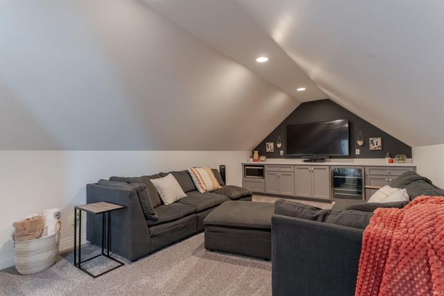 8560 Angel Drive, Newburgh, IN 47630